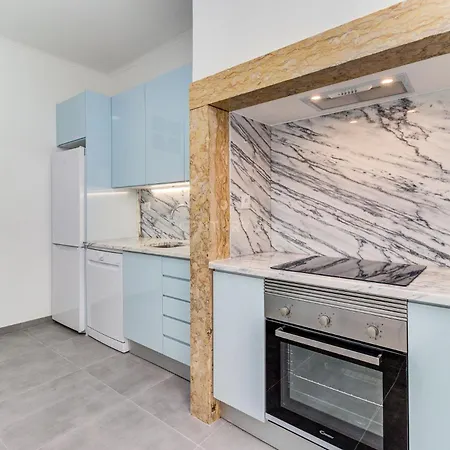 Grande Com Varanda E Vista A Quarto em Acomodações Particulares